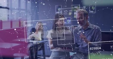 Meslektaşlar, teknoloji kavrayışları için veri panellerini gösteren dijital örtüyü başlatan bir dizüstü bilgisayar oynatıyorlar. İşbirliği, yenilik, dijital dönüşüm, modernlik, takım çalışması, veri analizi, ağ oluşturma