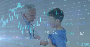 Doktor, çocuğun göğsüne önlük takıp kalp monitörünü kaydırarak kalp taramasını istedi. Tıbbi muayene, sağlık hizmeti, klinik ortam, pediatrik bakım, profesyonellik, sağlık, teşhis araçları