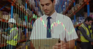 Depoda tablet tıklatan bir adam, rafların üzerinde hisse senedi verilerini gösteren animasyon çizelgeleri. Endüstriyel, lojistik, analitik, envanter, otomasyon, üretkenlik, şirket
