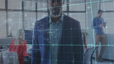 Olgun erkek yönetici dijital arayüzle duruyor analiz ve gülümseme için başlatılıyor. Şirket, yenilik, fütürizm, işbirliği, teknoloji, profesyonellik, işyeri