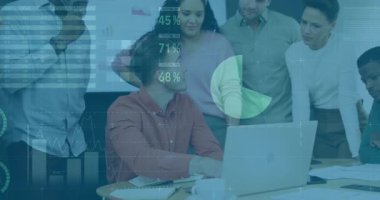 Sunucu, yüzdeleri, grafikleri ve dünya haritasını gösteren iş verilerini etkinleştiren dizüstü bilgisayara tıklıyor. İşbirliği, analitik, takım çalışması, veri görselleştirme, iş stratejisi, profesyonel, dijital arayüz