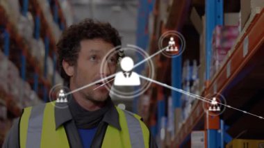 Depo operatörü avatarları aşağı bakarken ağ izleme stoğunu genişletiyor. Lojistik, bağlantı, dijital, endüstriyel, teknoloji, veri, yenilik