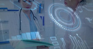 Doktor dosya klasörünü çeviriyor ve hasta verilerini vurgulayan holografik tıbbi grafikleri etkinleştiriyor. Tıbbi, sağlık, teknoloji, tanı, yenilik, profesyonellik, fütürizm