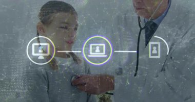 Doktor hasta göğsüne steteskop yerleştiriyor ve sağlık ağı örtüsü için ikonlar üretiyor. Tıbbi, sağlık, teletıp, bağlantı, dijital, analiz, teknoloji