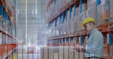 Depo denetleyicisi tableti tıklatıyor, sevkiyatı onaylıyor ve raflardaki hisse senedi analizlerini güncelliyor. Sanayi, lojistik, teknoloji, organizasyonel, verimlilik, verimlilik, yönetim