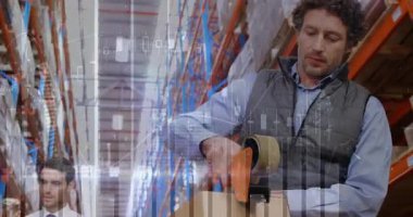 Müfettişler etiketleri tararken, teknisyenlerin bant kutusunu almaları. Lojistik, depolama, endüstriyel, otomasyon, kalite kontrol, tedarik zinciri, envanter