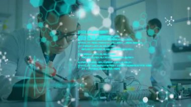 Teknoloji laboratuarındaki lehimleme demiri ayarlayan teknisyen kılavuz devre testini üstüste koyuyor. Mühendislik, yenilik, teknoloji, işbirliği, kesinlik, modern, laboratuvar