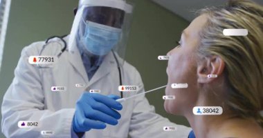 Hasta veri simgeleri yükselirken ağzını açarken doktor da sağlık testi için örnek topluyor. Tıbbi, sağlık, tanı, dijital, teknoloji, klinik, profesyonel