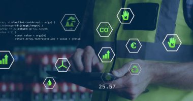 Endüstriyel kontrol merkezindeki erkek teknisyen tıklama tableti yüzen altıgen karbon grafik simgelerini analiz ediyor. Teknoloji, yenilik, sürdürülebilirlik, veri görselleştirme, endüstriyel, otomasyon, çevre dostu.