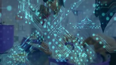 Laboratuvar bilim adamları, verileri üst üste koyarken mor üniteyi kaldırıyor ve birleştiriyor. Bilim, yenilik, teknoloji, işbirliği, araştırma, mühendislik, dijital