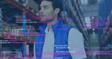 Depo çalışanı barkodu tarıyor ve merkezi sistem envanteriyle eşleşen veri örtüsünü etkinleştiriyor. Sanayi, lojistik, otomasyon, teknoloji, organizasyon, verimlilik, modern