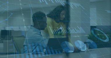 Kadın, veri analizi için iş arkadaşına rehberlik ediyor, haritalar atarken ve adam yazarken dizüstü bilgisayarına işaret ediyor. İşbirliği, analitik, takım çalışması, dijital, profesyonel, modern, canlı