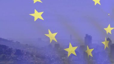 Sarı yıldızlar soldan sürükleniyor ve sisli ufuk çizgisi üzerinde dönen halka oluşturuyor. Bu da AB birliğini simgeliyor. Geometrik, dinamik, enerjik, teknoloji, kentsel, ilham verici, birlik