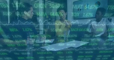 Takım üyeleri satış hedeflerini tartışıyor ve analiz için animasyon finans grafiklerini gösteriyor. İş, takım çalışması, sunum, profesyonellik, analitik, şirket, strateji