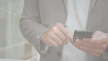 Ofiste akıllı telefonları dinleyen, profil simgelerini ve iş ağlarını genişletmekte olan olgun bir adam. Teknoloji, bağlantı, ağ, yenilik, dijital, iletişim, profesyonel