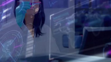 Holografik çizelgelerle karşılaştırarak örnek tüpü inceleyen bilim adamı. Teknoloji, yenilik, araştırma, görselleştirme, bilim, veri, analiz