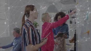 İşletme ekibi, plan, tablet kaydırma ve dizüstü bilgisayarın yazımını tartışırken yapışkan notlara işaret ediyor. İşbirliği, takım çalışması, beyin fırtınası, yenilik, ofis, modern, üretkenlik