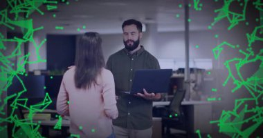 Ofis teknisyenlerinden birinin bilgisayarına girip bilgi toplayan bir kadın giderek azalıyor. İşbirliği, iletişim, dijital, bağlantı, çalışma alanı, profesyonellik, modern