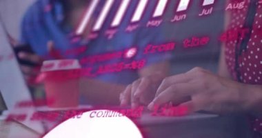 Bilgisayara veri komutları yazan bir kadın iş analizi için animasyon çubuğu ve pasta grafiklerini başlatıyor. İşbirliği, analitik, istatistiksel, kurumsal, yenilik, çalışma alanı, modern