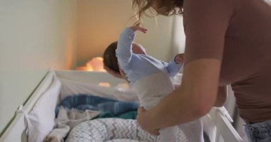 Kafkasyalı annenin yeni doğan bebeği uyuttuğu video. annelik, ebeveyn sevgisi ve yeni doğan bebek konseptiyle ilgilenmek dijital olarak üretilmiş video.