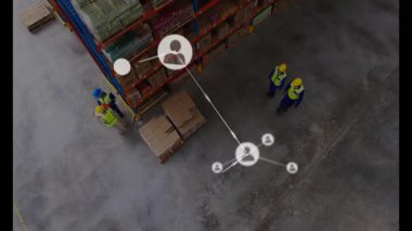 Denetleme yapan işçilerin yanında görünen düğüm simgesi, site boyunca büyüyen ağ simgeleri bağlantı gösteriyor. Sanayi, lojistik, tedarik zinciri, bağlantı, ekip çalışması, izleme, depo