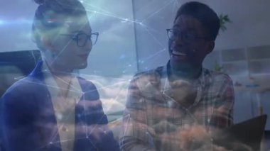 Bulut grafiği iş arkadaşlarının dizüstü bilgisayardaki bulut ağını incelemesine neden oluyor. İşbirliği, takım çalışması, yenilik, dijital, teknoloji, modern, iletişim