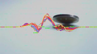 Çift-metalik madeni para başlangıç rulosunu devirirken çok renkli dalga formu titreşimleri senkronize hareketi gösteriyor. Denge, hareket, dinamik, teknoloji, frekans, enerji, kesinlik
