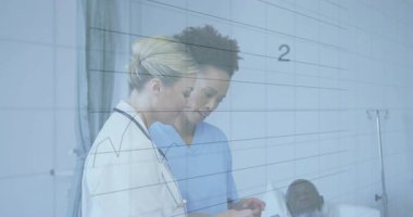 Hemşire tıkırtı tableti, doktorla birlikte hayati bulguları analiz ediyor. Tıbbi personel, sağlık, dijital sağlık, klinik analiz, hasta izleme, hastane ortamı, teknoloji