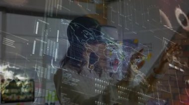 VR kulaklık takan teknoloji kullanıcısı kollarını kaldırıyor hologram küreyi çalıştırıyor, hafifçe zumluyor. Fütürist, sürükleyici, yenilikçi, dijital, etkileşim, görselleştirme, iş