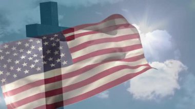 Vatanseverlik gösteren güneş ışığı altında ahşap haç etrafında dalgalanan Amerikan bayrağı. Vatanseverlik, sembolizm, açık hava, dinamik, doğal ışık, ilham verici, ulusal