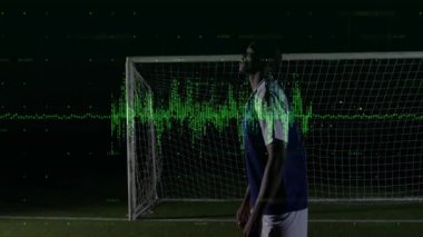 Futbolcu sahada topu takip ediyor. Ters tekme vuruşu yapıyor. Atış formuyla golü atıyor. Atletizm, eylem, hareket, gece, spor, rekabet, yoğunluk