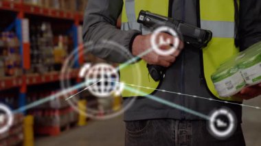 Depo operatörü teneke kutuları tarıyor, dünya ve haritalar gerçek zamanlı envanter takibi gösteriyor. Lojistik, tedarik zinciri, otomasyon, dijital, endüstriyel, teknoloji, işletme