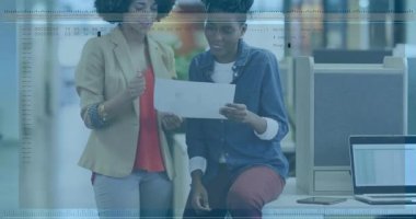 İş arkadaşları çıktıları laptopla inceleyip iş analizi için kaydırma verilerini etkinleştiriyorlar. İşbirliği, takım çalışması, yenilik, dijital, modern, profesyonellik, analiz