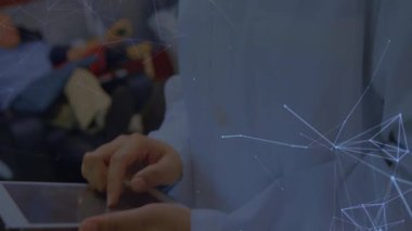 Klinikteki hasta verilerini incelerken tıp doktoru tableti tıklatıyor ve ağ örtüsünü ortaya çıkarıyor. Sağlık, teletıp, dijital, teknoloji, profesyonel, yenilik, analiz