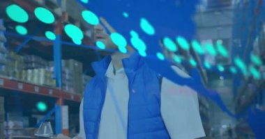 Lojistik teknisyeni koridora giriyor, rafları süpürüyor ve envanter ölçümlerini inceliyor. Depo, lojistik, envanter, teknoloji, analitik, dağıtım, sanayi