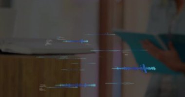 Çalışma alanına giren öğrenci dijital arızaya tepki veriyor ve mavi deftere notlar yazıyor. Dijital sanat, yaratıcı süreç, modern tasarım, eğitim, gençlik, yenilikçi, teknoloji