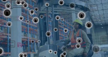 Depo forklift operatörü, yüzen veri simgeleri olarak kolları kavrıyor ve teftiş için direğe çıkıyor. Sanayi, teknoloji, lojistik, otomasyon, veri, depo, verim