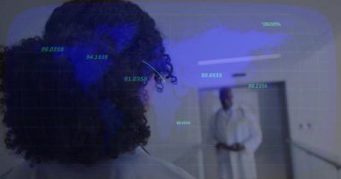Erkek doktor, hastane koridorundan kadın klinisyene yaklaşıyor. Holografik sağlık ölçümlerini inceliyor. Teknoloji, sağlık, yenilik, işbirliği, tanı, gelecekçilik, profesyonellik