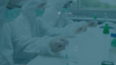 Bilim adamları biyoteknoloji laboratuarında çalışıyor. Devreler sürükleniyor ve asma kilit güvenliği gösteriyor. Araştırma, bilim, teknoloji, yenilik, siber güvenlik, kesinlik, laboratuvar