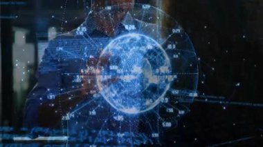 Erkek meslektaşım, saydam arayüz küresini araklıyor ve teknolojik veri analizi için bölgeyi çimdikliyor. Holografi, veri görselleştirme, gelecek, yenilik, dijital arayüz, takım çalışması, teknoloji