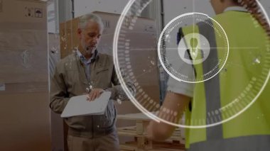 Depo denetleyicisi not panosu, palet kriko iten ajan, veri simgeleri envanteri takip ediyor. Lojistik, envanter, otomasyon, takım çalışması, sanayi, verimlilik, sertifika