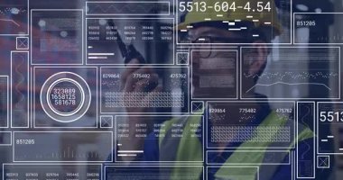 Depo çalışanı telsiz kaldırıyor ve envanteri güncelleyen animasyon panellerle koridorda konuşuyor. Sanayi, teknoloji, veri, lojistik, otomasyon, güvenlik, analitik