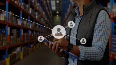 Depo yöneticisi panoya yazı yazıyor, kask takıyor ve dijital simge ağı oluşturuyor. Sanayi, otomasyon, teknoloji, envanter, lojistik, bağlantı, altyapı