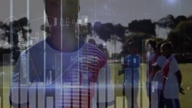 Genç futbolcu takım ile çim sahada duruyor, finans çizelgeleri ve trend çizgilerinde kayboluyor. Atletizm, takım çalışması, motivasyon, strateji, açık hava, veri analizi, rekabet