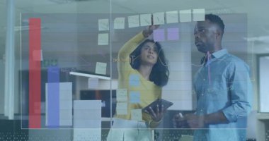 Planlama kurulundaki kadın soyuluyor. İş yeri çizelgesi oluşturuluyor. Animasyon, iş arkadaşı gözlemi. İşbirliği, takım çalışması, veri görselleştirme, proje yönetimi, beyin fırtınası, yenilikçi, modern