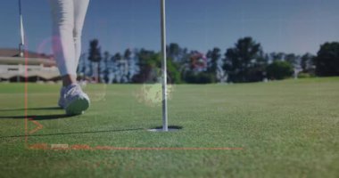 Kadın golfçü yaklaşıyor. Çubuk grafikli ve halka HUD 'lu delikleri etkinleştiren teknik grafikler koyuyor. Atletizm, spor, performans, teknoloji, rekabet, boş zaman, açık hava