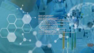 Mikro pipeti aldıktan sonra laboratuvar ekibi analiz için çözeltiyi rafa kaldırıyor, hologramlar yer değiştiriyor. Bilim, yenilik, teknoloji, işbirliği, araştırma, laboratuvar, fütüristik