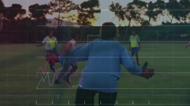 Geçiş izni alan ve istatistikler altında top süren genç, spor eğitiminde çarpışıyor ve düşüyor. Atletik, takım çalışması, performans, strateji, açık hava, dinamik, eğitim