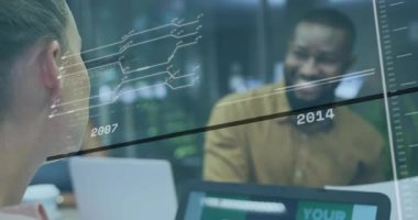 Meslektaşı ile yüz yüze olan kadın çalışan, güncellemeleri takip ederken cam üzerinde veri örtüyor. İşbirliği, veri görselleştirme, analitik, takım çalışması, modern ofis, dijital teknoloji, profesyonel çevre