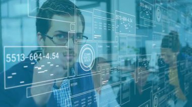 Takım elbiseli adam gözlükleri ayarlıyor ve teknoloji panellerini etkinleştiriyor. Veri analizi için göz hareketlerini tarıyor. Teknoloji, veri analizi, yapay zeka, fütüristik, yenilik, işbirliği, profesyonel